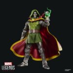 EMPEROR DOOM MARVEL LEGENDS SERIES. Hasbro presenta dentro de su línea Marvel Legends Series la figura de Emperor Doom basada en el aspecto del archienemigo de los 4F en el evento "One World Under Doom" ("Un mundo bajo Muerte" en España). Esta figura a escala de 15 cm de altura destaca por su acabado premium y sus más de 20 puntos de articulación para recrear poses dinámicas de combate. Cuenta con la capa de levitación y el ojo de Agamotto que le permiten erigirse como Hechicero Supremo. Además también se incluyen 2x manos alternativas y 2x efectos mágicos. Se presenta en una caja con ventana. UNIDADES LIMITADAS.