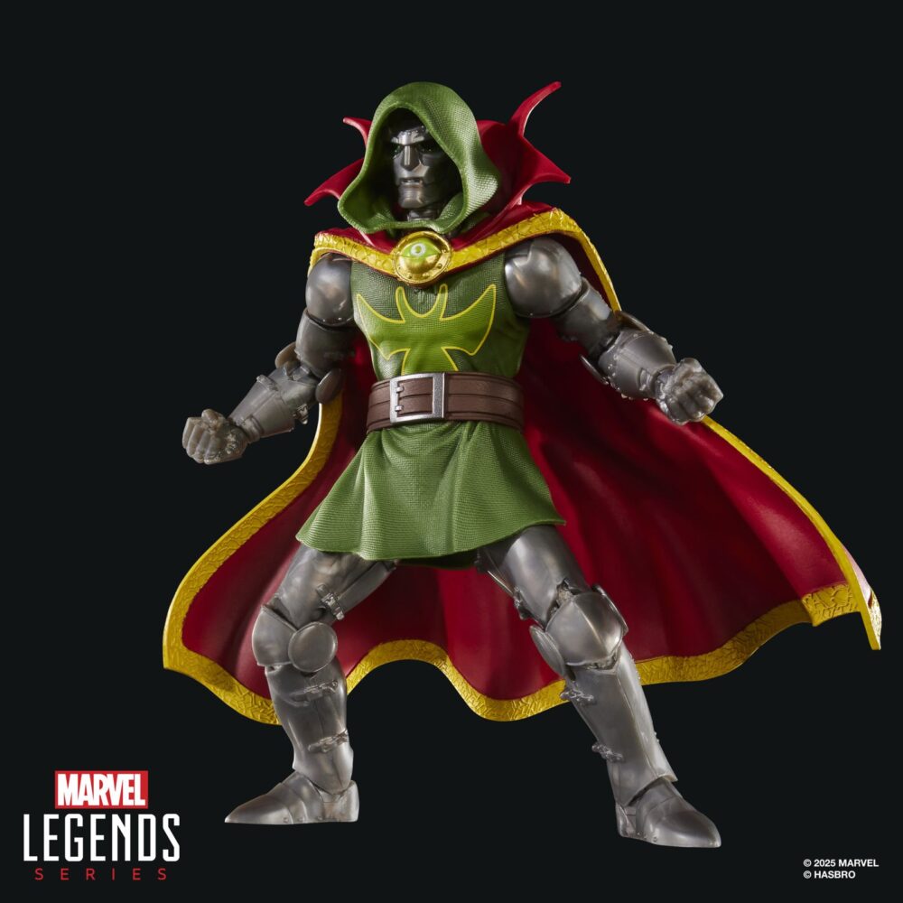 Emperor doom marvel legends series. Hasbro presenta dentro de su línea marvel legends series la figura de emperor doom basada en el aspecto del archienemigo de los 4f en el evento "one world under doom" ("un mundo bajo muerte" en españa). Esta figura a escala de 15 cm de altura destaca por su acabado premium y sus más de 20 puntos de articulación para recrear poses dinámicas de combate. Cuenta con la capa de levitación y el ojo de agamotto que le permiten erigirse como hechicero supremo. Además también se incluyen 2x manos alternativas y 2x efectos mágicos. Se presenta en una caja con ventana. Unidades limitadas.