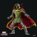 EMPEROR DOOM MARVEL LEGENDS SERIES. Hasbro presenta dentro de su línea Marvel Legends Series la figura de Emperor Doom basada en el aspecto del archienemigo de los 4F en el evento "One World Under Doom" ("Un mundo bajo Muerte" en España). Esta figura a escala de 15 cm de altura destaca por su acabado premium y sus más de 20 puntos de articulación para recrear poses dinámicas de combate. Cuenta con la capa de levitación y el ojo de Agamotto que le permiten erigirse como Hechicero Supremo. Además también se incluyen 2x manos alternativas y 2x efectos mágicos. Se presenta en una caja con ventana. UNIDADES LIMITADAS.