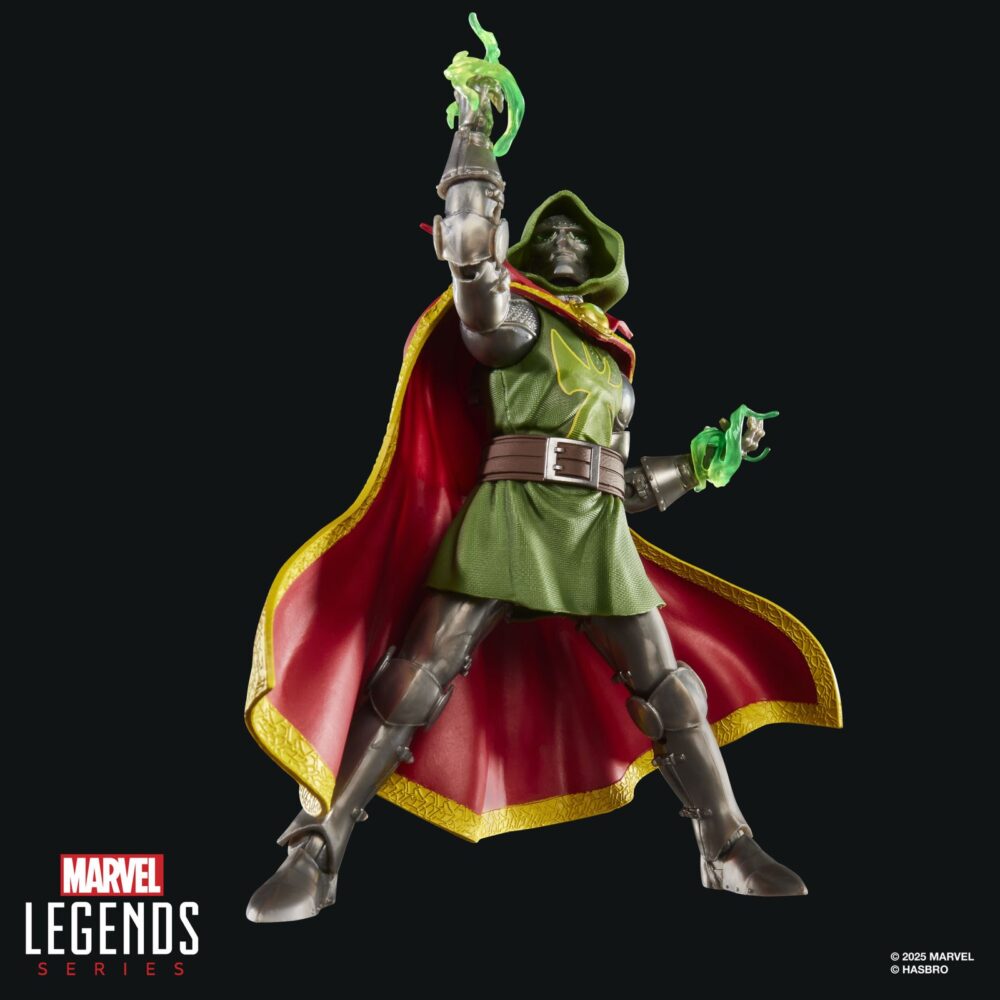 Emperor doom marvel legends series. Hasbro presenta dentro de su línea marvel legends series la figura de emperor doom basada en el aspecto del archienemigo de los 4f en el evento "one world under doom" ("un mundo bajo muerte" en españa). Esta figura a escala de 15 cm de altura destaca por su acabado premium y sus más de 20 puntos de articulación para recrear poses dinámicas de combate. Cuenta con la capa de levitación y el ojo de agamotto que le permiten erigirse como hechicero supremo. Además también se incluyen 2x manos alternativas y 2x efectos mágicos. Se presenta en una caja con ventana. Unidades limitadas.