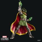 EMPEROR DOOM MARVEL LEGENDS SERIES. Hasbro presenta dentro de su línea Marvel Legends Series la figura de Emperor Doom basada en el aspecto del archienemigo de los 4F en el evento "One World Under Doom" ("Un mundo bajo Muerte" en España). Esta figura a escala de 15 cm de altura destaca por su acabado premium y sus más de 20 puntos de articulación para recrear poses dinámicas de combate. Cuenta con la capa de levitación y el ojo de Agamotto que le permiten erigirse como Hechicero Supremo. Además también se incluyen 2x manos alternativas y 2x efectos mágicos. Se presenta en una caja con ventana. UNIDADES LIMITADAS.
