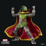EMPEROR DOOM MARVEL LEGENDS SERIES. Hasbro presenta dentro de su línea Marvel Legends Series la figura de Emperor Doom basada en el aspecto del archienemigo de los 4F en el evento "One World Under Doom" ("Un mundo bajo Muerte" en España). Esta figura a escala de 15 cm de altura destaca por su acabado premium y sus más de 20 puntos de articulación para recrear poses dinámicas de combate. Cuenta con la capa de levitación y el ojo de Agamotto que le permiten erigirse como Hechicero Supremo. Además también se incluyen 2x manos alternativas y 2x efectos mágicos. Se presenta en una caja con ventana. UNIDADES LIMITADAS.