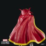EMPEROR DOOM MARVEL LEGENDS SERIES. Hasbro presenta dentro de su línea Marvel Legends Series la figura de Emperor Doom basada en el aspecto del archienemigo de los 4F en el evento "One World Under Doom" ("Un mundo bajo Muerte" en España). Esta figura a escala de 15 cm de altura destaca por su acabado premium y sus más de 20 puntos de articulación para recrear poses dinámicas de combate. Cuenta con la capa de levitación y el ojo de Agamotto que le permiten erigirse como Hechicero Supremo. Además también se incluyen 2x manos alternativas y 2x efectos mágicos. Se presenta en una caja con ventana. UNIDADES LIMITADAS.
