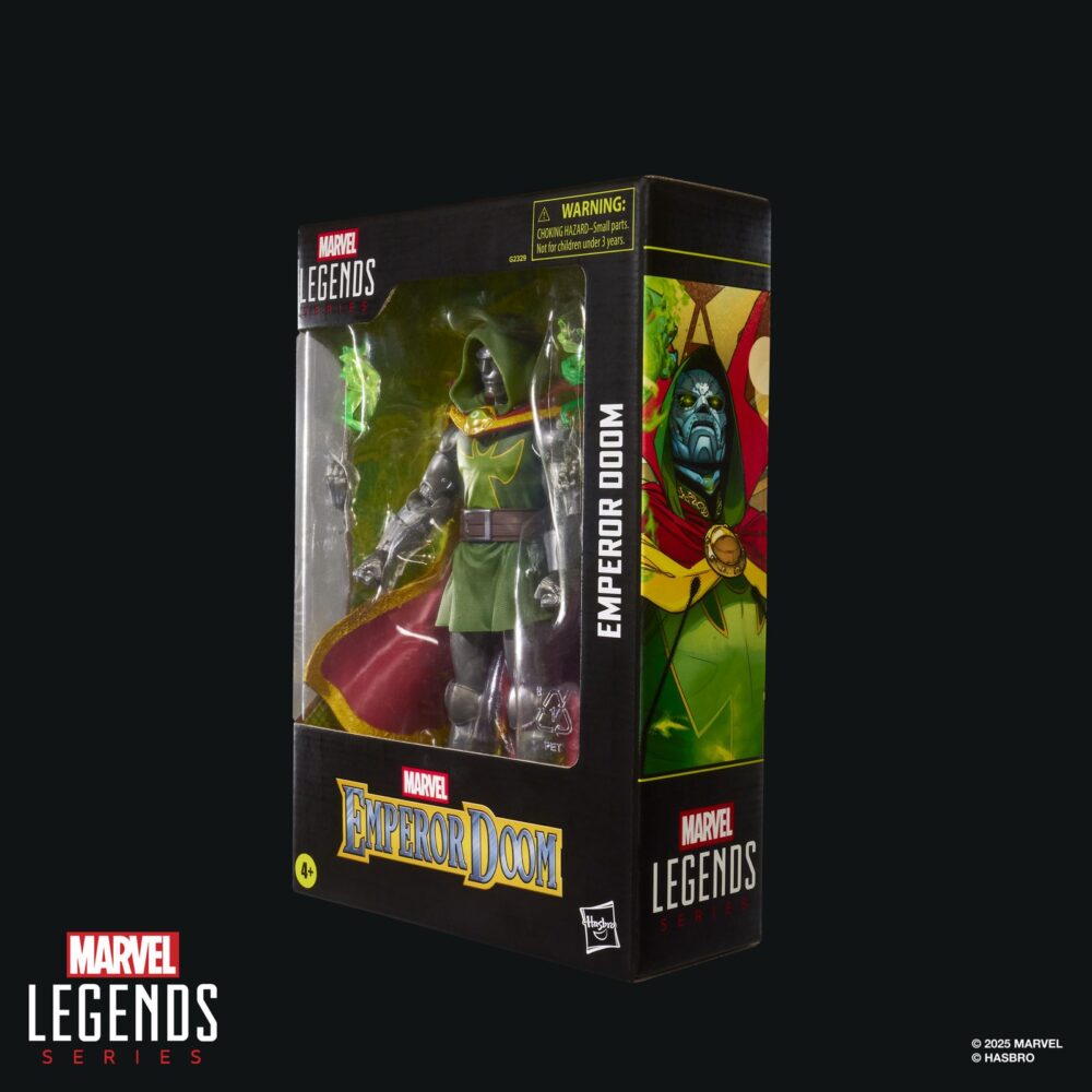 Emperor doom marvel legends series. Hasbro presenta dentro de su línea marvel legends series la figura de emperor doom basada en el aspecto del archienemigo de los 4f en el evento "one world under doom" ("un mundo bajo muerte" en españa). Esta figura a escala de 15 cm de altura destaca por su acabado premium y sus más de 20 puntos de articulación para recrear poses dinámicas de combate. Cuenta con la capa de levitación y el ojo de agamotto que le permiten erigirse como hechicero supremo. Además también se incluyen 2x manos alternativas y 2x efectos mágicos. Se presenta en una caja con ventana. Unidades limitadas.