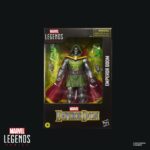 EMPEROR DOOM MARVEL LEGENDS SERIES. Hasbro presenta dentro de su línea Marvel Legends Series la figura de Emperor Doom basada en el aspecto del archienemigo de los 4F en el evento "One World Under Doom" ("Un mundo bajo Muerte" en España). Esta figura a escala de 15 cm de altura destaca por su acabado premium y sus más de 20 puntos de articulación para recrear poses dinámicas de combate. Cuenta con la capa de levitación y el ojo de Agamotto que le permiten erigirse como Hechicero Supremo. Además también se incluyen 2x manos alternativas y 2x efectos mágicos. Se presenta en una caja con ventana. UNIDADES LIMITADAS.