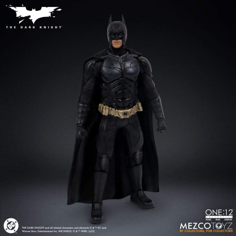 Batman the dark knight one:12 collective. Mezco toyz presenta dentro de su colección one:12 collective la figura articulada de batman inspirada en el protagonista de la película de 2008 dirigida por christopher nolan "the dark knight" ("el caballero oscuro" en españa) mide 17 cm aproximadamente y reproduce fielmente su apariencia en pantalla con detalles pintados a mano. Cuenta con más de 30 puntos de articulación para un mayor rango de movimiento. Incluye 2x cabezas (con y sin máscara), 3x placas faciales inferiores y 3x placas de ojos intercambiables para la cabeza enmascarada, 10x manos intercambiables, 2x batarangs, 1x lanzador de bombas adhesivas, 3x bombas adhesivas, 1x batgarra, 3x ganchos (uno con cuerda), 1x cartucho para la batgarra, 1x mochila, 1x carta del joker y 2x bolsillos del cinturón extraíbles. El bat-traje incluye armadura hasta el cuello con placas blindadas superpuestas en hombros, muslos, espinillas y antebrazos, un cinturón de utilidades, botas y una capa que cuenta con alambre integrado para permitir una mayor variedad de poses. Se acompaña de 1x base expositora con soporte, decorada con el logotipo del film y se presenta en una caja pensada para exposición.