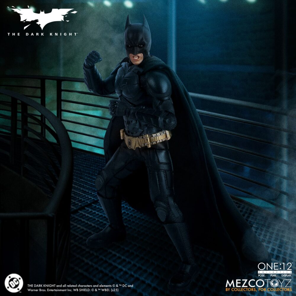 Batman the dark knight one:12 collective. Mezco toyz presenta dentro de su colección one:12 collective la figura articulada de batman inspirada en el protagonista de la película de 2008 dirigida por christopher nolan "the dark knight" ("el caballero oscuro" en españa) mide 17 cm aproximadamente y reproduce fielmente su apariencia en pantalla con detalles pintados a mano. Cuenta con más de 30 puntos de articulación para un mayor rango de movimiento. Incluye 2x cabezas (con y sin máscara), 3x placas faciales inferiores y 3x placas de ojos intercambiables para la cabeza enmascarada, 10x manos intercambiables, 2x batarangs, 1x lanzador de bombas adhesivas, 3x bombas adhesivas, 1x batgarra, 3x ganchos (uno con cuerda), 1x cartucho para la batgarra, 1x mochila, 1x carta del joker y 2x bolsillos del cinturón extraíbles. El bat-traje incluye armadura hasta el cuello con placas blindadas superpuestas en hombros, muslos, espinillas y antebrazos, un cinturón de utilidades, botas y una capa que cuenta con alambre integrado para permitir una mayor variedad de poses. Se acompaña de 1x base expositora con soporte, decorada con el logotipo del film y se presenta en una caja pensada para exposición.