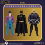 THE JOKER MUSEUM MAYHEM VERSION BATMAN (1989) 5 POINTS. Mezco Toyz incorpora a su colección 5 Points la versión Caos en el Museo de la figura articulada del Joker basada en su apariencia en la película "Batman" de 1989. Mide aproximadamente 9,5 cm y se presenta en formato blíster con estética retro. Incluye 1x cabeza adicional especial que revela su aspecto real al mojarla con agua fría, 1x encendedor con efecto de llamarada, 1x brazo intercambiable para sostener el encendedor y 1x bastón. 