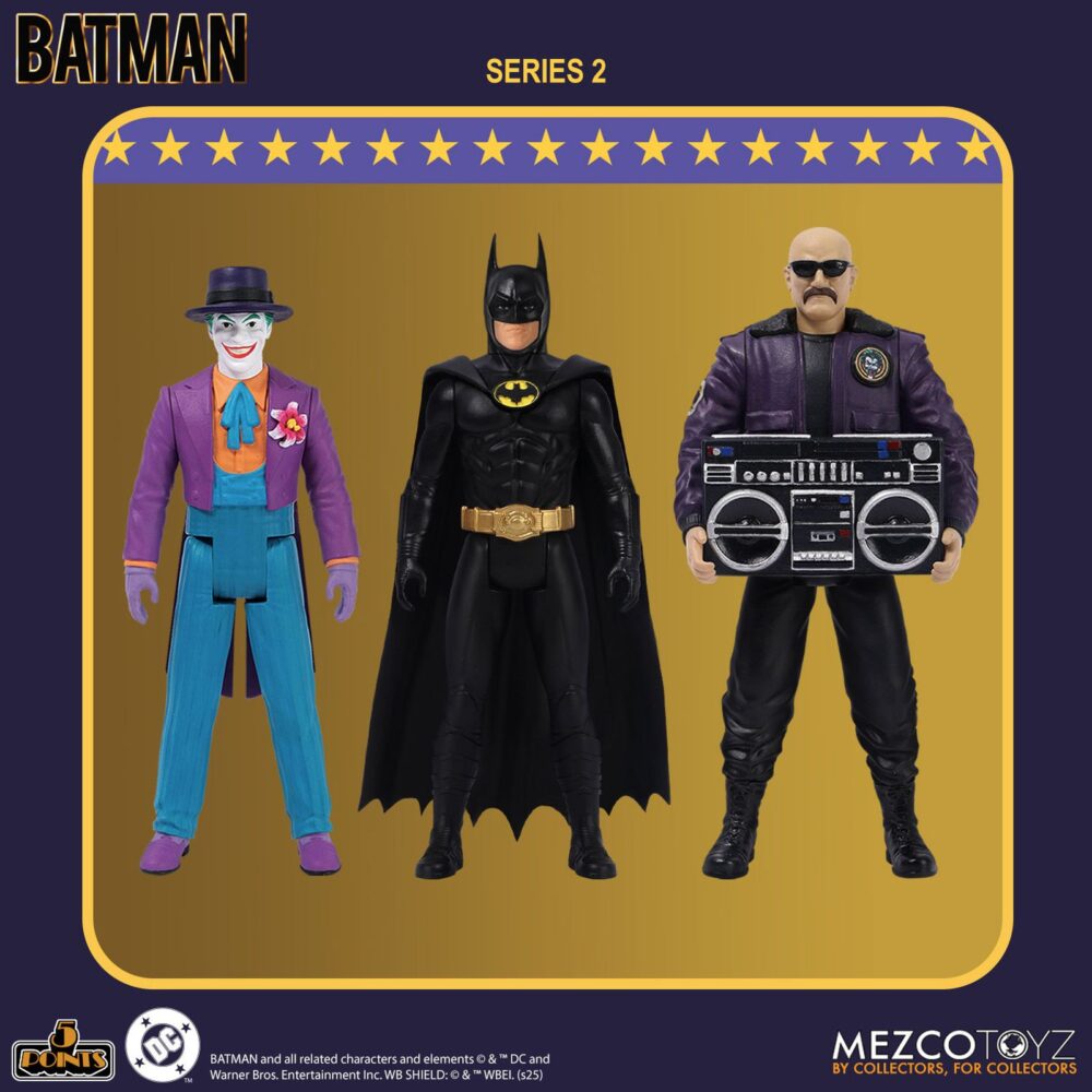 Joker goon two figures in one version batman (1989) 5 points. Mezco toyz añade a su colección 5 points la versión de dos figuras en una de los esbirros del joker basada en su apariencia en la película "batman" de 1989. Mide aproximadamente 9,5 cm y se presenta en formato blíster con estética retro. Incluye 2x cabezas intercambiables (para poder recrear 2 esbirros diferentes), 2x brazos intercambiables, 1x cuerda con gancho y 1x radiocasete.  