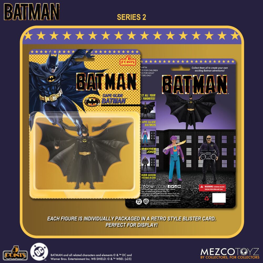 Batman cape glide version batman (1989) 5 points. Mezco toyz suma a su colección 5 points la versión con capa de planeo de la figura articulada de batman basada en su apariencia en la película homónima de 1989. Mide aproximadamente 9,5 cm y se presenta en formato blíster con estética retro. Incluye 1x cabeza con cicatrices, 2x brazos intercambiables para sostener la capa, 2x capas (desplegada para planear y estándar) y 1x batarang.