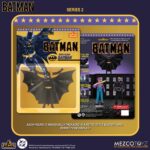 BATMAN CAPE GLIDE VERSION BATMAN (1989) 5 POINTS. Mezco Toyz suma a su colección 5 Points la versión con capa de planeo de la figura articulada de Batman basada en su apariencia en la película homónima de 1989. Mide aproximadamente 9,5 cm y se presenta en formato blíster con estética retro. Incluye 1x cabeza con cicatrices, 2x brazos intercambiables para sostener la capa, 2x capas (desplegada para planear y estándar) y 1x batarang.
