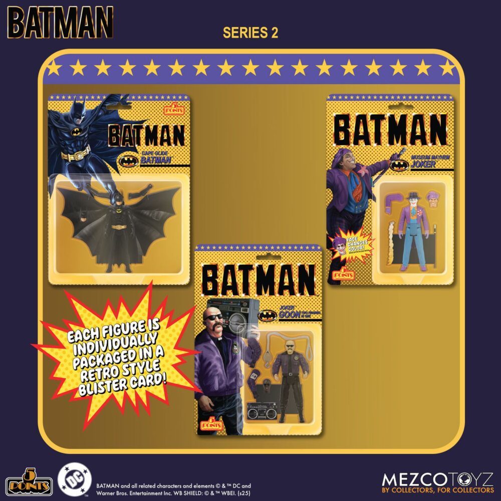 The joker museum mayhem version batman (1989) 5 points. Mezco toyz incorpora a su colección 5 points la versión caos en el museo de la figura articulada del joker basada en su apariencia en la película "batman" de 1989. Mide aproximadamente 9,5 cm y se presenta en formato blíster con estética retro. Incluye 1x cabeza adicional especial que revela su aspecto real al mojarla con agua fría, 1x encendedor con efecto de llamarada, 1x brazo intercambiable para sostener el encendedor y 1x bastón.  