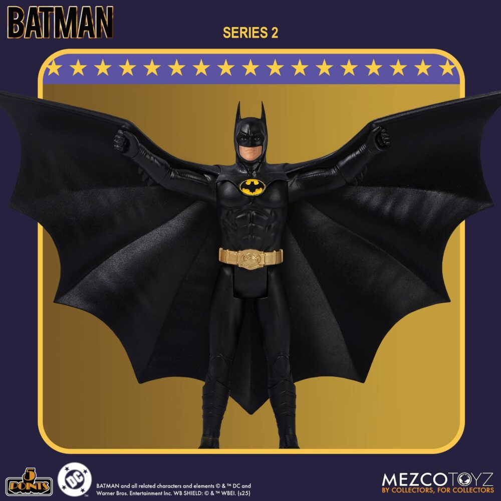 BATMAN CAPE GLIDE VERSION BATMAN (1989) 5 POINTS. Mezco Toyz suma a su colección 5 Points la versión con capa de planeo de la figura articulada de Batman basada en su apariencia en la película homónima de 1989. Mide aproximadamente 9,5 cm y se presenta en formato blíster con estética retro. Incluye 1x cabeza con cicatrices, 2x brazos intercambiables para sostener la capa, 2x capas (desplegada para planear y estándar) y 1x batarang.