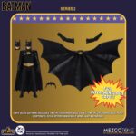 BATMAN CAPE GLIDE VERSION BATMAN (1989) 5 POINTS. Mezco Toyz suma a su colección 5 Points la versión con capa de planeo de la figura articulada de Batman basada en su apariencia en la película homónima de 1989. Mide aproximadamente 9,5 cm y se presenta en formato blíster con estética retro. Incluye 1x cabeza con cicatrices, 2x brazos intercambiables para sostener la capa, 2x capas (desplegada para planear y estándar) y 1x batarang.