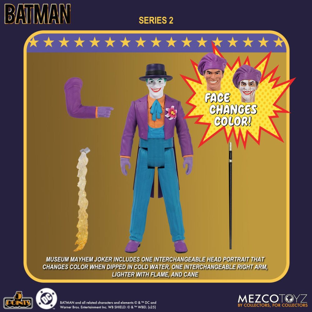 THE JOKER MUSEUM MAYHEM VERSION BATMAN (1989) 5 POINTS. Mezco Toyz incorpora a su colección 5 Points la versión Caos en el Museo de la figura articulada del Joker basada en su apariencia en la película "Batman" de 1989. Mide aproximadamente 9,5 cm y se presenta en formato blíster con estética retro. Incluye 1x cabeza adicional especial que revela su aspecto real al mojarla con agua fría, 1x encendedor con efecto de llamarada, 1x brazo intercambiable para sostener el encendedor y 1x bastón. 