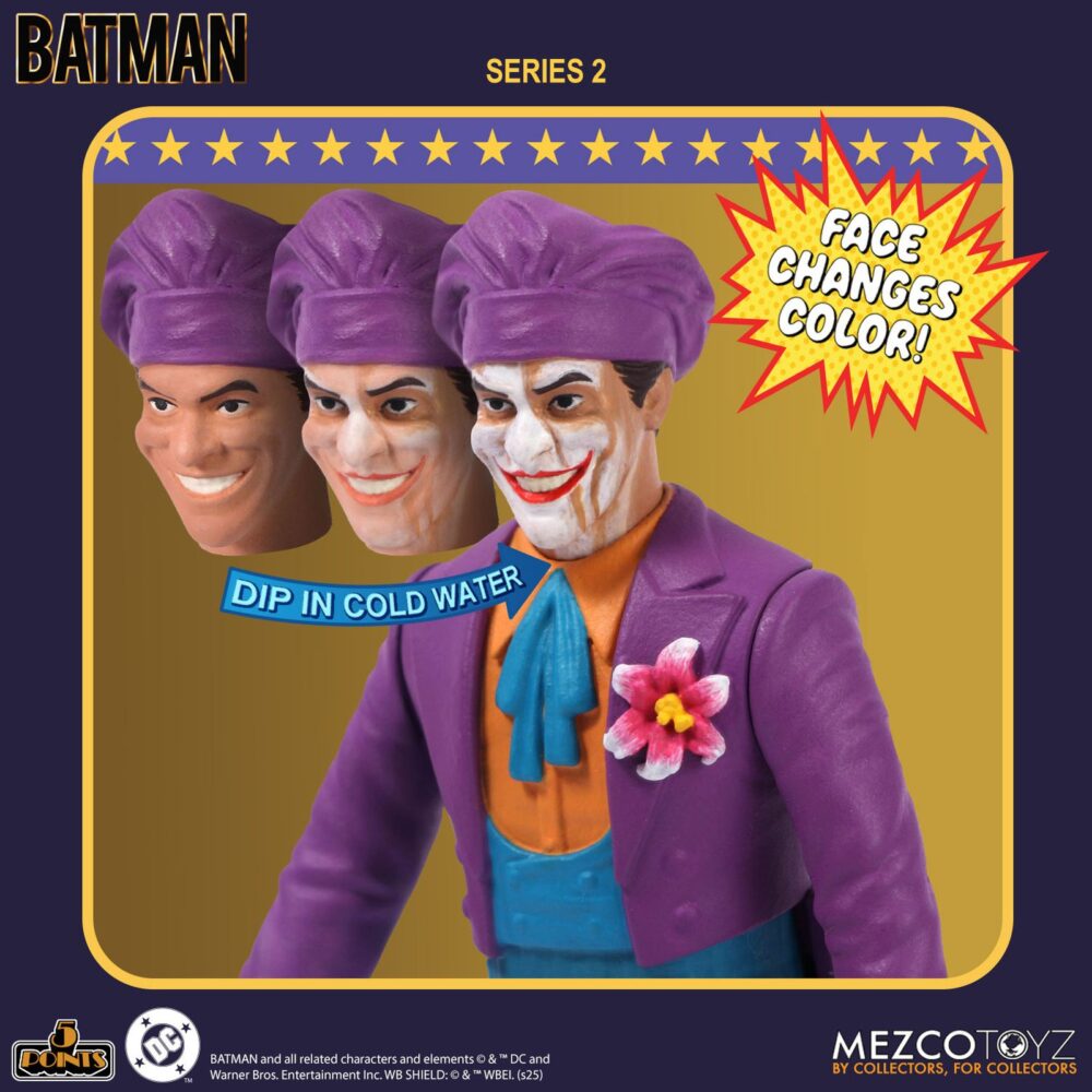 The joker museum mayhem version batman (1989) 5 points. Mezco toyz incorpora a su colección 5 points la versión caos en el museo de la figura articulada del joker basada en su apariencia en la película "batman" de 1989. Mide aproximadamente 9,5 cm y se presenta en formato blíster con estética retro. Incluye 1x cabeza adicional especial que revela su aspecto real al mojarla con agua fría, 1x encendedor con efecto de llamarada, 1x brazo intercambiable para sostener el encendedor y 1x bastón.  