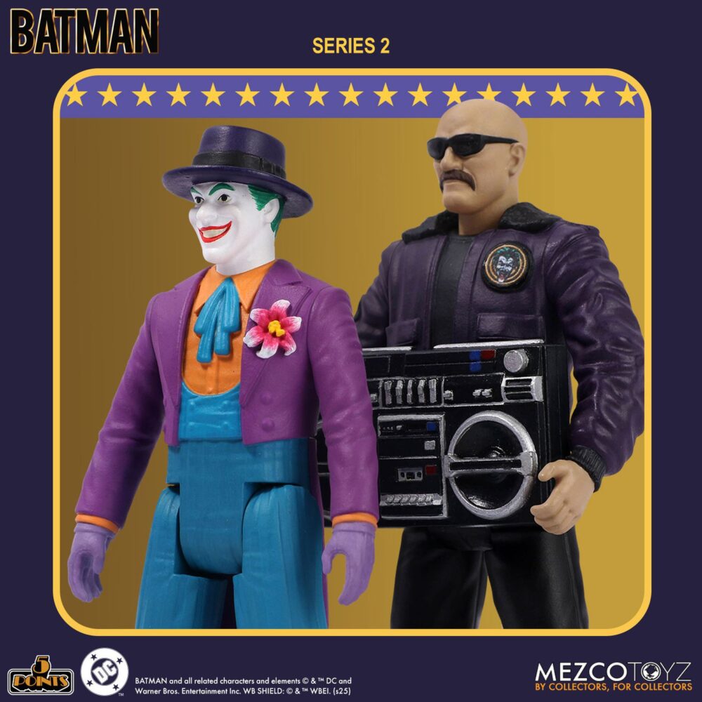 Joker goon two figures in one version batman (1989) 5 points. Mezco toyz añade a su colección 5 points la versión de dos figuras en una de los esbirros del joker basada en su apariencia en la película "batman" de 1989. Mide aproximadamente 9,5 cm y se presenta en formato blíster con estética retro. Incluye 2x cabezas intercambiables (para poder recrear 2 esbirros diferentes), 2x brazos intercambiables, 1x cuerda con gancho y 1x radiocasete.  