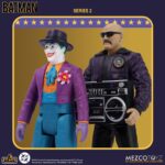 THE JOKER MUSEUM MAYHEM VERSION BATMAN (1989) 5 POINTS. Mezco Toyz incorpora a su colección 5 Points la versión Caos en el Museo de la figura articulada del Joker basada en su apariencia en la película "Batman" de 1989. Mide aproximadamente 9,5 cm y se presenta en formato blíster con estética retro. Incluye 1x cabeza adicional especial que revela su aspecto real al mojarla con agua fría, 1x encendedor con efecto de llamarada, 1x brazo intercambiable para sostener el encendedor y 1x bastón. 