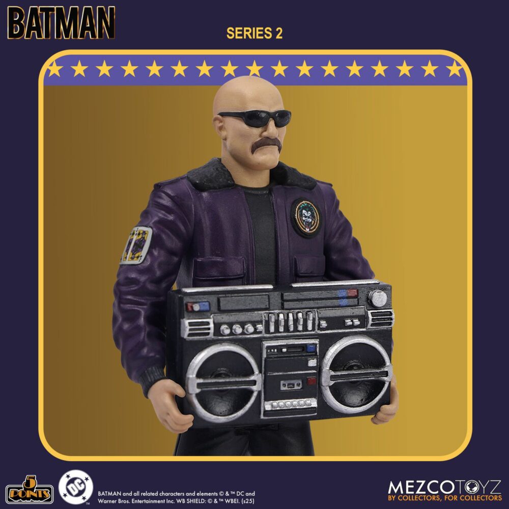 JOKER GOON TWO FIGURES IN ONE VERSION BATMAN (1989) 5 POINTS. Mezco Toyz añade a su colección 5 Points la versión de dos figuras en una de los esbirros del Joker basada en su apariencia en la película "Batman" de 1989. Mide aproximadamente 9,5 cm y se presenta en formato blíster con estética retro. Incluye 2x cabezas intercambiables (para poder recrear 2 esbirros diferentes), 2x brazos intercambiables, 1x cuerda con gancho y 1x radiocasete.  