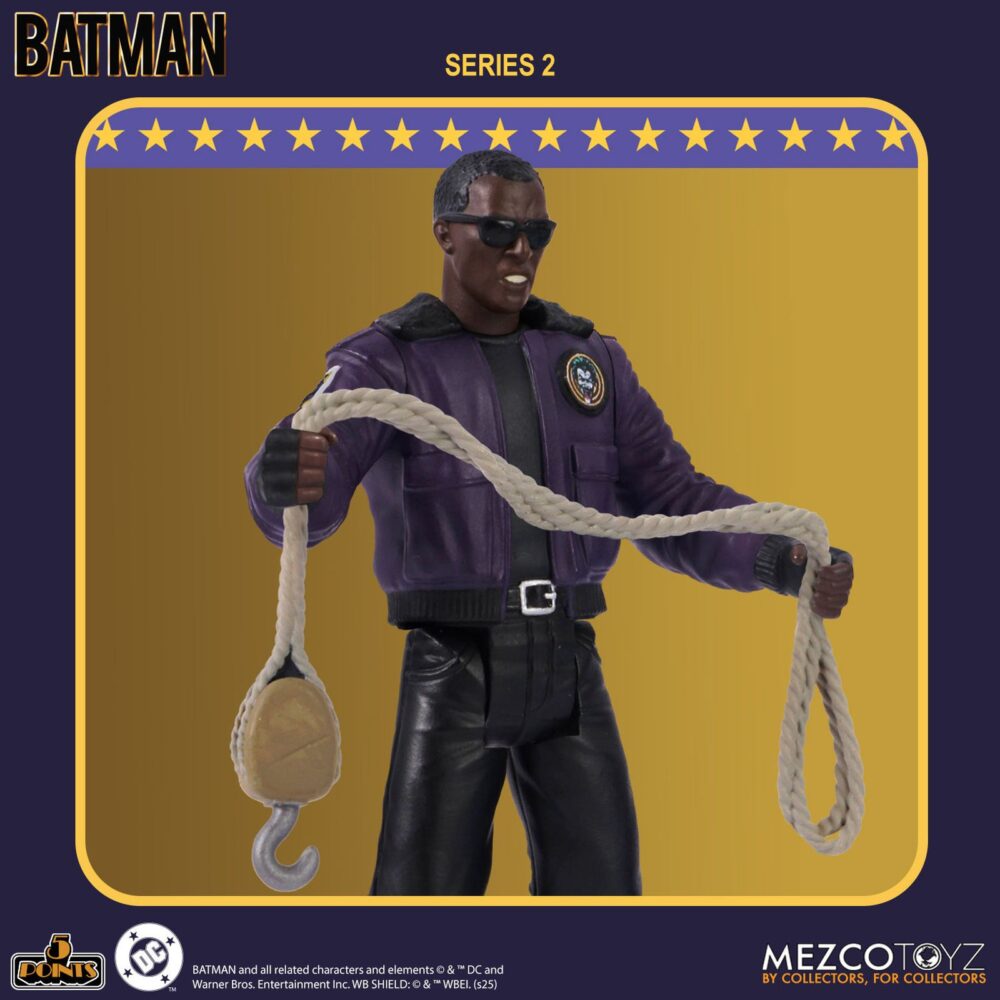 Joker goon two figures in one version batman (1989) 5 points. Mezco toyz añade a su colección 5 points la versión de dos figuras en una de los esbirros del joker basada en su apariencia en la película "batman" de 1989. Mide aproximadamente 9,5 cm y se presenta en formato blíster con estética retro. Incluye 2x cabezas intercambiables (para poder recrear 2 esbirros diferentes), 2x brazos intercambiables, 1x cuerda con gancho y 1x radiocasete.  