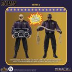 JOKER GOON TWO FIGURES IN ONE VERSION BATMAN (1989) 5 POINTS. Mezco Toyz añade a su colección 5 Points la versión de dos figuras en una de los esbirros del Joker basada en su apariencia en la película "Batman" de 1989. Mide aproximadamente 9,5 cm y se presenta en formato blíster con estética retro. Incluye 2x cabezas intercambiables (para poder recrear 2 esbirros diferentes), 2x brazos intercambiables, 1x cuerda con gancho y 1x radiocasete.  