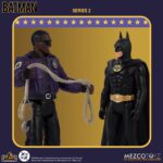 JOKER GOON TWO FIGURES IN ONE VERSION BATMAN (1989) 5 POINTS. Mezco Toyz añade a su colección 5 Points la versión de dos figuras en una de los esbirros del Joker basada en su apariencia en la película "Batman" de 1989. Mide aproximadamente 9,5 cm y se presenta en formato blíster con estética retro. Incluye 2x cabezas intercambiables (para poder recrear 2 esbirros diferentes), 2x brazos intercambiables, 1x cuerda con gancho y 1x radiocasete.  