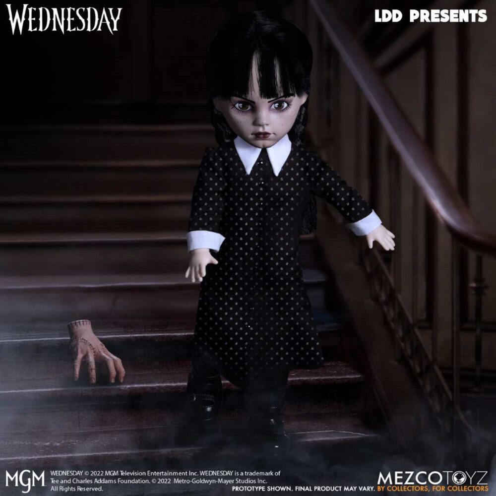 Wednesday living dead dolls mezco. Mezco toyz vuelve a presentar dentro de su línea living dead dolls la muñeca de wednesday addams, inspirada en la serie de netflix "wednesday" ("miércoles" en españa). La figura mide aproximadamente 25 cm de altura, cuenta con 5 puntos de articulación y se muestra con su característico vestido negro con cuello, mallas oscuras y botas. Luce su peinado clásico con coletas y un nuevo esculpido facial. Como accesorio se incluye su inseparable mano sirviente cosa en pose estática. Se presenta en una caja con ventana.