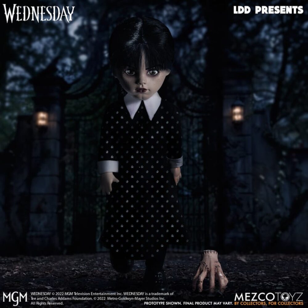 Wednesday living dead dolls mezco. Mezco toyz vuelve a presentar dentro de su línea living dead dolls la muñeca de wednesday addams, inspirada en la serie de netflix "wednesday" ("miércoles" en españa). La figura mide aproximadamente 25 cm de altura, cuenta con 5 puntos de articulación y se muestra con su característico vestido negro con cuello, mallas oscuras y botas. Luce su peinado clásico con coletas y un nuevo esculpido facial. Como accesorio se incluye su inseparable mano sirviente cosa en pose estática. Se presenta en una caja con ventana.