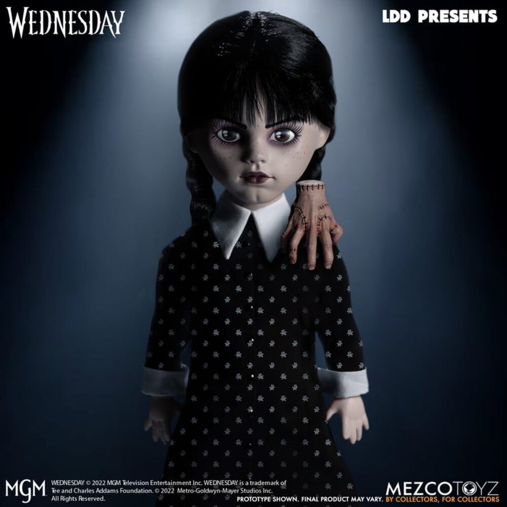 Wednesday living dead dolls mezco. Mezco toyz vuelve a presentar dentro de su línea living dead dolls la muñeca de wednesday addams, inspirada en la serie de netflix "wednesday" ("miércoles" en españa). La figura mide aproximadamente 25 cm de altura, cuenta con 5 puntos de articulación y se muestra con su característico vestido negro con cuello, mallas oscuras y botas. Luce su peinado clásico con coletas y un nuevo esculpido facial. Como accesorio se incluye su inseparable mano sirviente cosa en pose estática. Se presenta en una caja con ventana.