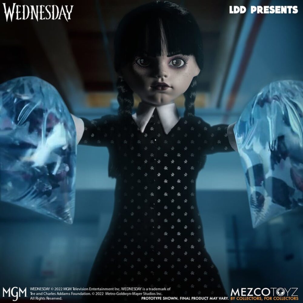 Wednesday living dead dolls mezco. Mezco toyz vuelve a presentar dentro de su línea living dead dolls la muñeca de wednesday addams, inspirada en la serie de netflix "wednesday" ("miércoles" en españa). La figura mide aproximadamente 25 cm de altura, cuenta con 5 puntos de articulación y se muestra con su característico vestido negro con cuello, mallas oscuras y botas. Luce su peinado clásico con coletas y un nuevo esculpido facial. Como accesorio se incluye su inseparable mano sirviente cosa en pose estática. Se presenta en una caja con ventana.