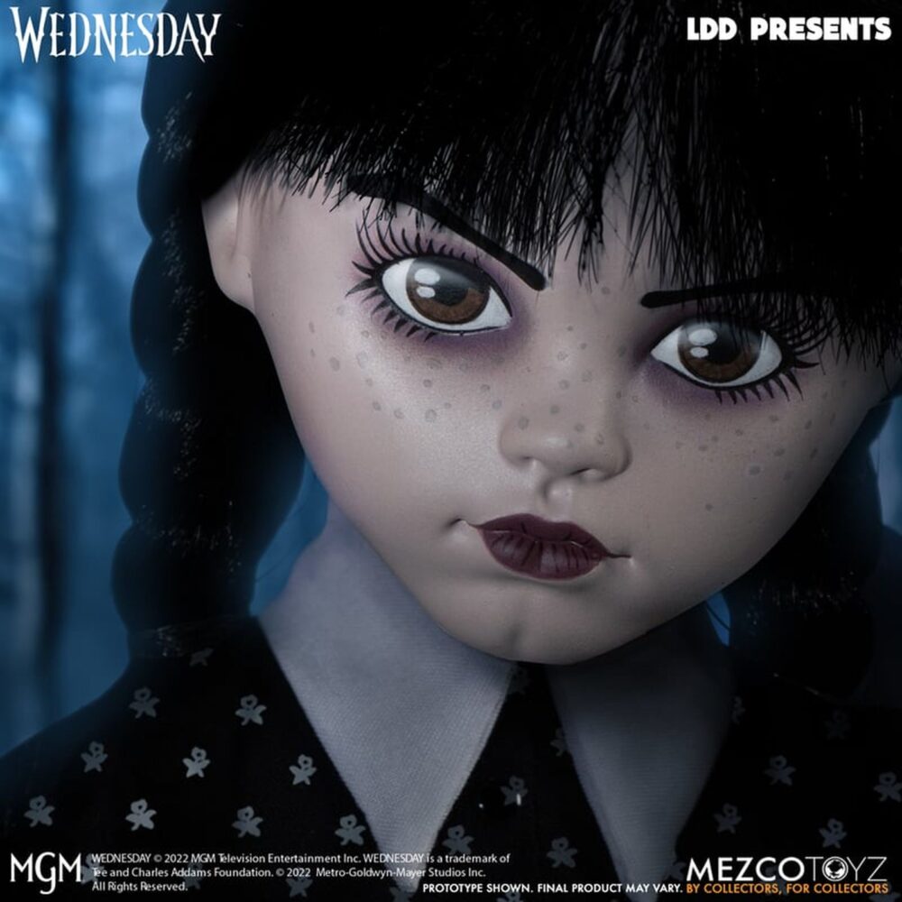 Wednesday living dead dolls mezco. Mezco toyz vuelve a presentar dentro de su línea living dead dolls la muñeca de wednesday addams, inspirada en la serie de netflix "wednesday" ("miércoles" en españa). La figura mide aproximadamente 25 cm de altura, cuenta con 5 puntos de articulación y se muestra con su característico vestido negro con cuello, mallas oscuras y botas. Luce su peinado clásico con coletas y un nuevo esculpido facial. Como accesorio se incluye su inseparable mano sirviente cosa en pose estática. Se presenta en una caja con ventana.