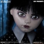 WEDNESDAY LIVING DEAD DOLLS MEZCO. Mezco Toyz vuelve a presentar dentro de su línea Living Dead Dolls la muñeca de Wednesday Addams, inspirada en la serie de Netflix "Wednesday" ("Miércoles" en España). La figura mide aproximadamente 25 cm de altura, cuenta con 5 puntos de articulación y se muestra con su característico vestido negro con cuello, mallas oscuras y botas. Luce su peinado clásico con coletas y un nuevo esculpido facial. Como accesorio se incluye su inseparable mano sirviente Cosa en pose estática. Se presenta en una caja con ventana.