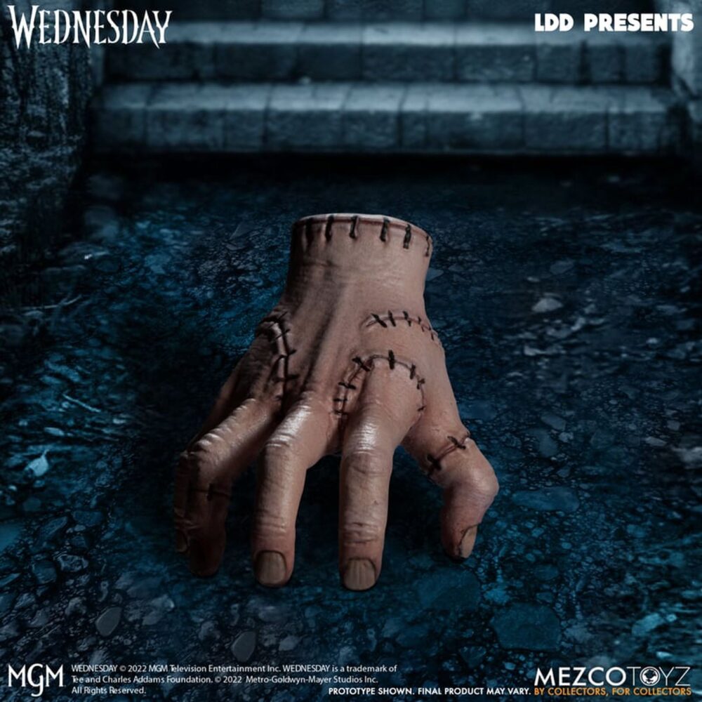 Wednesday living dead dolls mezco. Mezco toyz vuelve a presentar dentro de su línea living dead dolls la muñeca de wednesday addams, inspirada en la serie de netflix "wednesday" ("miércoles" en españa). La figura mide aproximadamente 25 cm de altura, cuenta con 5 puntos de articulación y se muestra con su característico vestido negro con cuello, mallas oscuras y botas. Luce su peinado clásico con coletas y un nuevo esculpido facial. Como accesorio se incluye su inseparable mano sirviente cosa en pose estática. Se presenta en una caja con ventana.