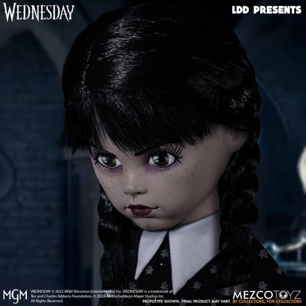 Wednesday living dead dolls mezco. Mezco toyz vuelve a presentar dentro de su línea living dead dolls la muñeca de wednesday addams, inspirada en la serie de netflix "wednesday" ("miércoles" en españa). La figura mide aproximadamente 25 cm de altura, cuenta con 5 puntos de articulación y se muestra con su característico vestido negro con cuello, mallas oscuras y botas. Luce su peinado clásico con coletas y un nuevo esculpido facial. Como accesorio se incluye su inseparable mano sirviente cosa en pose estática. Se presenta en una caja con ventana.