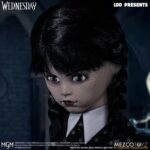 WEDNESDAY LIVING DEAD DOLLS MEZCO. Mezco Toyz vuelve a presentar dentro de su línea Living Dead Dolls la muñeca de Wednesday Addams, inspirada en la serie de Netflix "Wednesday" ("Miércoles" en España). La figura mide aproximadamente 25 cm de altura, cuenta con 5 puntos de articulación y se muestra con su característico vestido negro con cuello, mallas oscuras y botas. Luce su peinado clásico con coletas y un nuevo esculpido facial. Como accesorio se incluye su inseparable mano sirviente Cosa en pose estática. Se presenta en una caja con ventana.