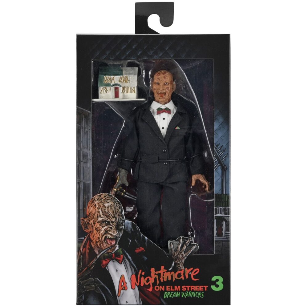FREDDY TUXEDO NIGHTMARE IN ELM STREET 3 RE-RUN. Neca vuelve a presentar a Freddy Krueger con esmoquin inspirado en la película "A Nightmare on Elm Street 3: Dream Warriors" ("Pesadilla en Elm Street 3: Los guerreros del sueño" en España). Esta figura vestida mide 20 cm y lleva un traje de tela con pajarita a rayas rojas y verdes. Incluye 1x réplica de la casa nº 1428 de Elm Street con luz LED. Se entrega en una caja con ventana apta para coleccionistas.