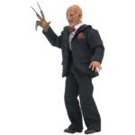 FREDDY TUXEDO NIGHTMARE IN ELM STREET 3 RE-RUN. Neca vuelve a presentar a Freddy Krueger con esmoquin inspirado en la película "A Nightmare on Elm Street 3: Dream Warriors" ("Pesadilla en Elm Street 3: Los guerreros del sueño" en España). Esta figura vestida mide 20 cm y lleva un traje de tela con pajarita a rayas rojas y verdes. Incluye 1x réplica de la casa nº 1428 de Elm Street con luz LED. Se entrega en una caja con ventana apta para coleccionistas.