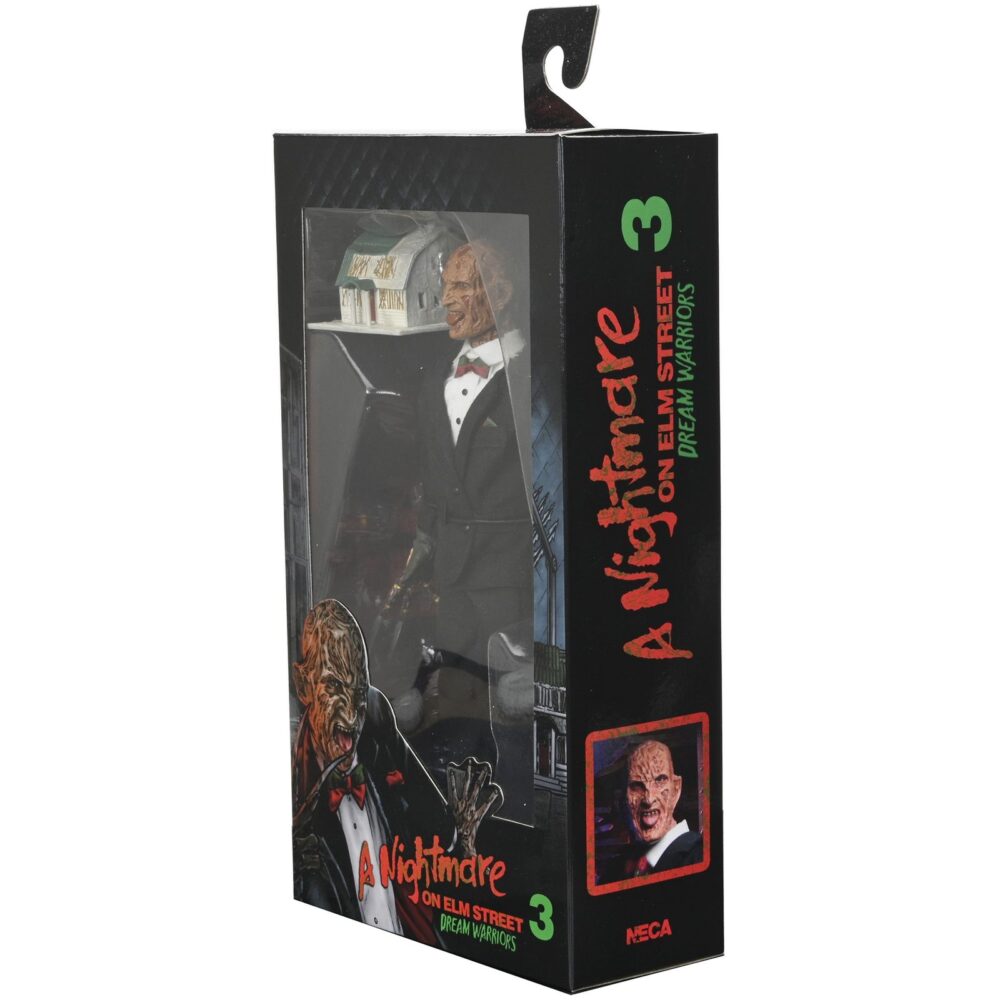 Freddy tuxedo nightmare in elm street 3 re-run. Neca vuelve a presentar a freddy krueger con esmoquin inspirado en la película "a nightmare on elm street 3: dream warriors" ("pesadilla en elm street 3: los guerreros del sueño" en españa). Esta figura vestida mide 20 cm y lleva un traje de tela con pajarita a rayas rojas y verdes. Incluye 1x réplica de la casa nº 1428 de elm street con luz led. Se entrega en una caja con ventana apta para coleccionistas.