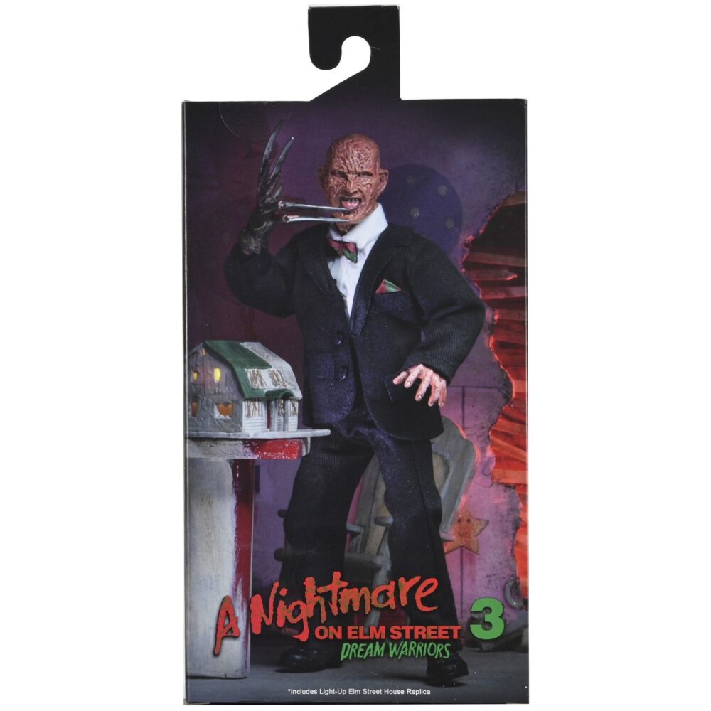 Freddy tuxedo nightmare in elm street 3 re-run. Neca vuelve a presentar a freddy krueger con esmoquin inspirado en la película "a nightmare on elm street 3: dream warriors" ("pesadilla en elm street 3: los guerreros del sueño" en españa). Esta figura vestida mide 20 cm y lleva un traje de tela con pajarita a rayas rojas y verdes. Incluye 1x réplica de la casa nº 1428 de elm street con luz led. Se entrega en una caja con ventana apta para coleccionistas.