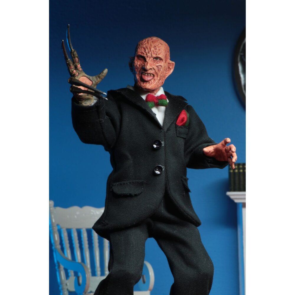 Freddy tuxedo nightmare in elm street 3 re-run. Neca vuelve a presentar a freddy krueger con esmoquin inspirado en la película "a nightmare on elm street 3: dream warriors" ("pesadilla en elm street 3: los guerreros del sueño" en españa). Esta figura vestida mide 20 cm y lleva un traje de tela con pajarita a rayas rojas y verdes. Incluye 1x réplica de la casa nº 1428 de elm street con luz led. Se entrega en una caja con ventana apta para coleccionistas.