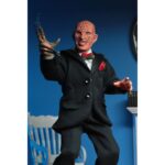 FREDDY TUXEDO NIGHTMARE IN ELM STREET 3 RE-RUN. Neca vuelve a presentar a Freddy Krueger con esmoquin inspirado en la película "A Nightmare on Elm Street 3: Dream Warriors" ("Pesadilla en Elm Street 3: Los guerreros del sueño" en España). Esta figura vestida mide 20 cm y lleva un traje de tela con pajarita a rayas rojas y verdes. Incluye 1x réplica de la casa nº 1428 de Elm Street con luz LED. Se entrega en una caja con ventana apta para coleccionistas.