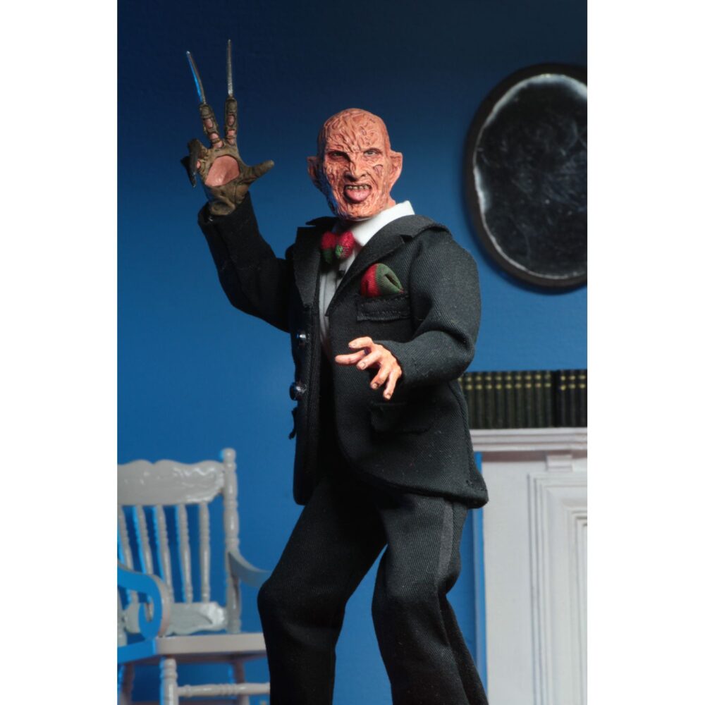 Freddy tuxedo nightmare in elm street 3 re-run. Neca vuelve a presentar a freddy krueger con esmoquin inspirado en la película "a nightmare on elm street 3: dream warriors" ("pesadilla en elm street 3: los guerreros del sueño" en españa). Esta figura vestida mide 20 cm y lleva un traje de tela con pajarita a rayas rojas y verdes. Incluye 1x réplica de la casa nº 1428 de elm street con luz led. Se entrega en una caja con ventana apta para coleccionistas.