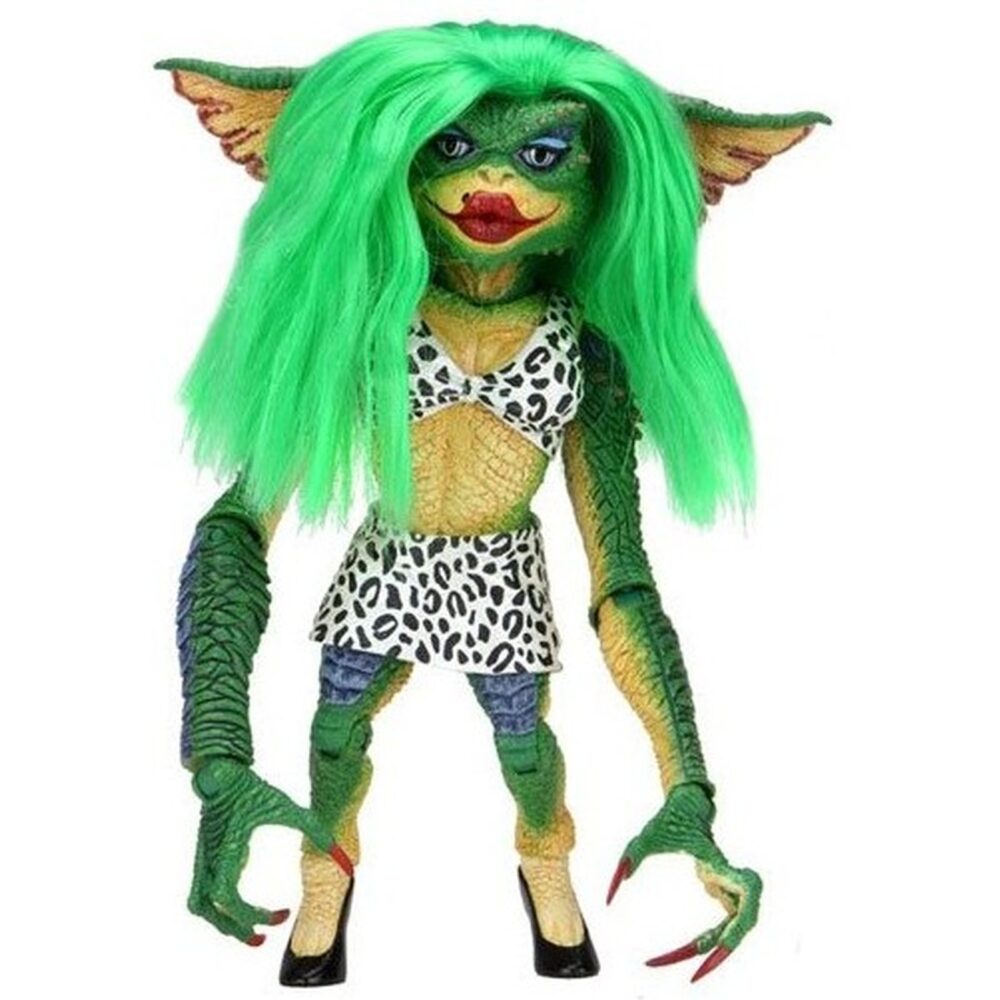 ULTIMATE GRETA GREMLINS 2: THE NEW BATCH. Neca vuelve a presentar la figura Ultimate de Greta, el único Gremlin femenino de la película "Gremlins 2: The New Batch" ("Gremlins 2: La nueva generación" en España). Mide 15 cm e incluye cabello sintético, 1x boa de plumas rosa, 1x poción hormonal y 2x manos intercambiables. Se entrega en una caja con ventana y solapa de apertura.
