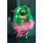 ULTIMATE GRETA GREMLINS 2: THE NEW BATCH. Neca vuelve a presentar la figura Ultimate de Greta, el único Gremlin femenino de la película "Gremlins 2: The New Batch" ("Gremlins 2: La nueva generación" en España). Mide 15 cm e incluye cabello sintético, 1x boa de plumas rosa, 1x poción hormonal y 2x manos intercambiables. Se entrega en una caja con ventana y solapa de apertura.