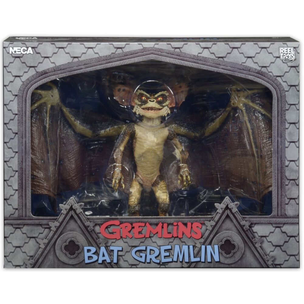 BAT GREMLIN DELUXE GREMLINS 2: THE NEW BATCH. Neca presenta de nuevo la figura deluxe del Bat Gremlin que aparece en la película "Gremlins 2: The New Batch" ("Gremlins 2: La nueva generación" en España). La criatura cuenta con una envergadura de casi 46 cm y mide aproximadamente 15 cm de alto. Tiene orejas, mandíbula y alas completamente articuladas para recrear diferentes poses. Incluye soporte de exhibición. Se presenta en una caja con ventana de lujo.