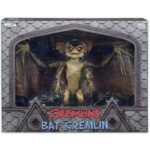 BAT GREMLIN DELUXE GREMLINS 2: THE NEW BATCH. Neca presenta de nuevo la figura deluxe del Bat Gremlin que aparece en la película "Gremlins 2: The New Batch" ("Gremlins 2: La nueva generación" en España). La criatura cuenta con una envergadura de casi 46 cm y mide aproximadamente 15 cm de alto. Tiene orejas, mandíbula y alas completamente articuladas para recrear diferentes poses. Incluye soporte de exhibición. Se presenta en una caja con ventana de lujo.