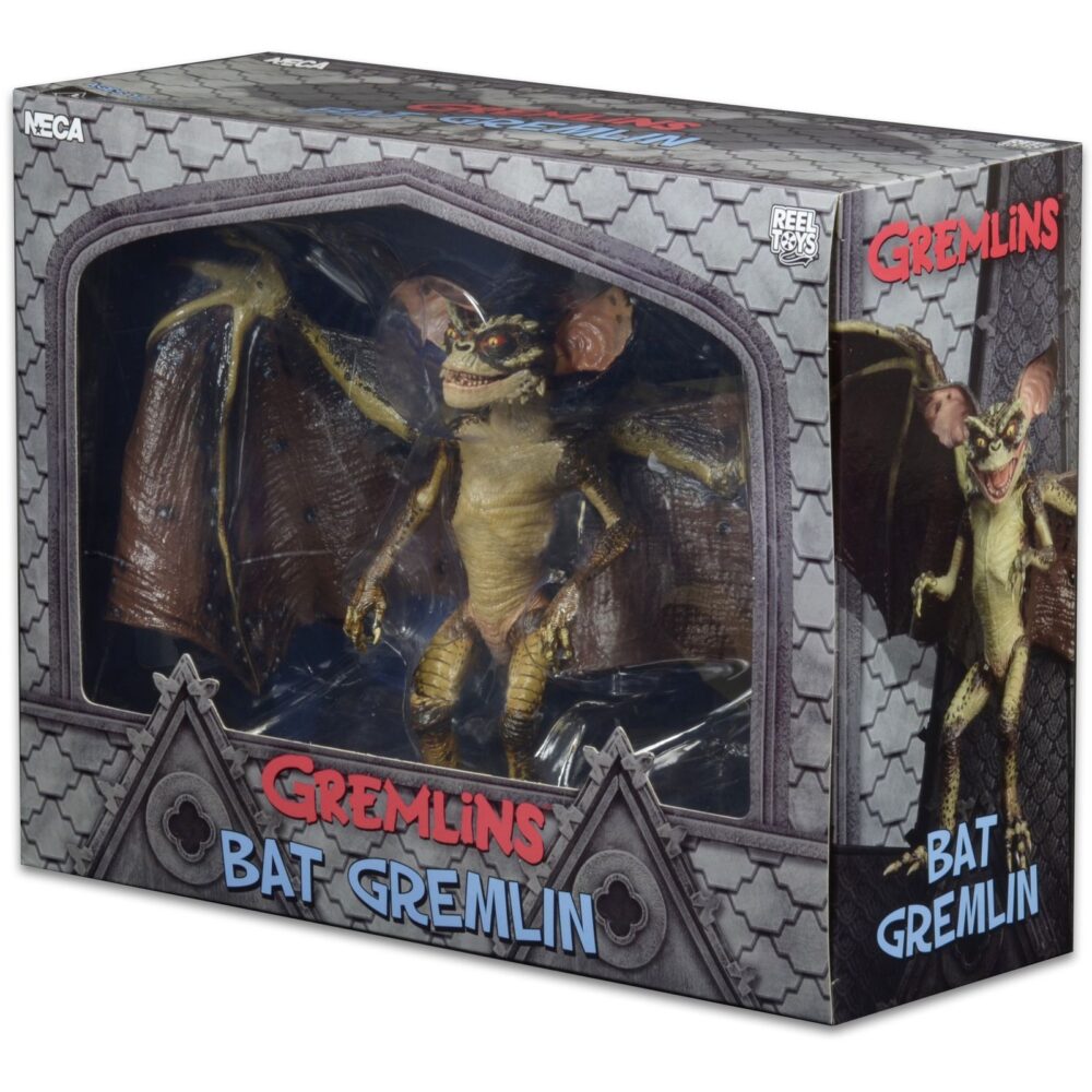 Bat gremlin deluxe gremlins 2: the new batch. Neca presenta de nuevo la figura deluxe del bat gremlin que aparece en la película "gremlins 2: the new batch" ("gremlins 2: la nueva generación" en españa). La criatura cuenta con una envergadura de casi 46 cm y mide aproximadamente 15 cm de alto. Tiene orejas, mandíbula y alas completamente articuladas para recrear diferentes poses. Incluye soporte de exhibición. Se presenta en una caja con ventana de lujo.