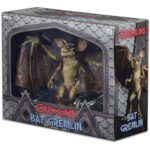 BAT GREMLIN DELUXE GREMLINS 2: THE NEW BATCH. Neca presenta de nuevo la figura deluxe del Bat Gremlin que aparece en la película "Gremlins 2: The New Batch" ("Gremlins 2: La nueva generación" en España). La criatura cuenta con una envergadura de casi 46 cm y mide aproximadamente 15 cm de alto. Tiene orejas, mandíbula y alas completamente articuladas para recrear diferentes poses. Incluye soporte de exhibición. Se presenta en una caja con ventana de lujo.