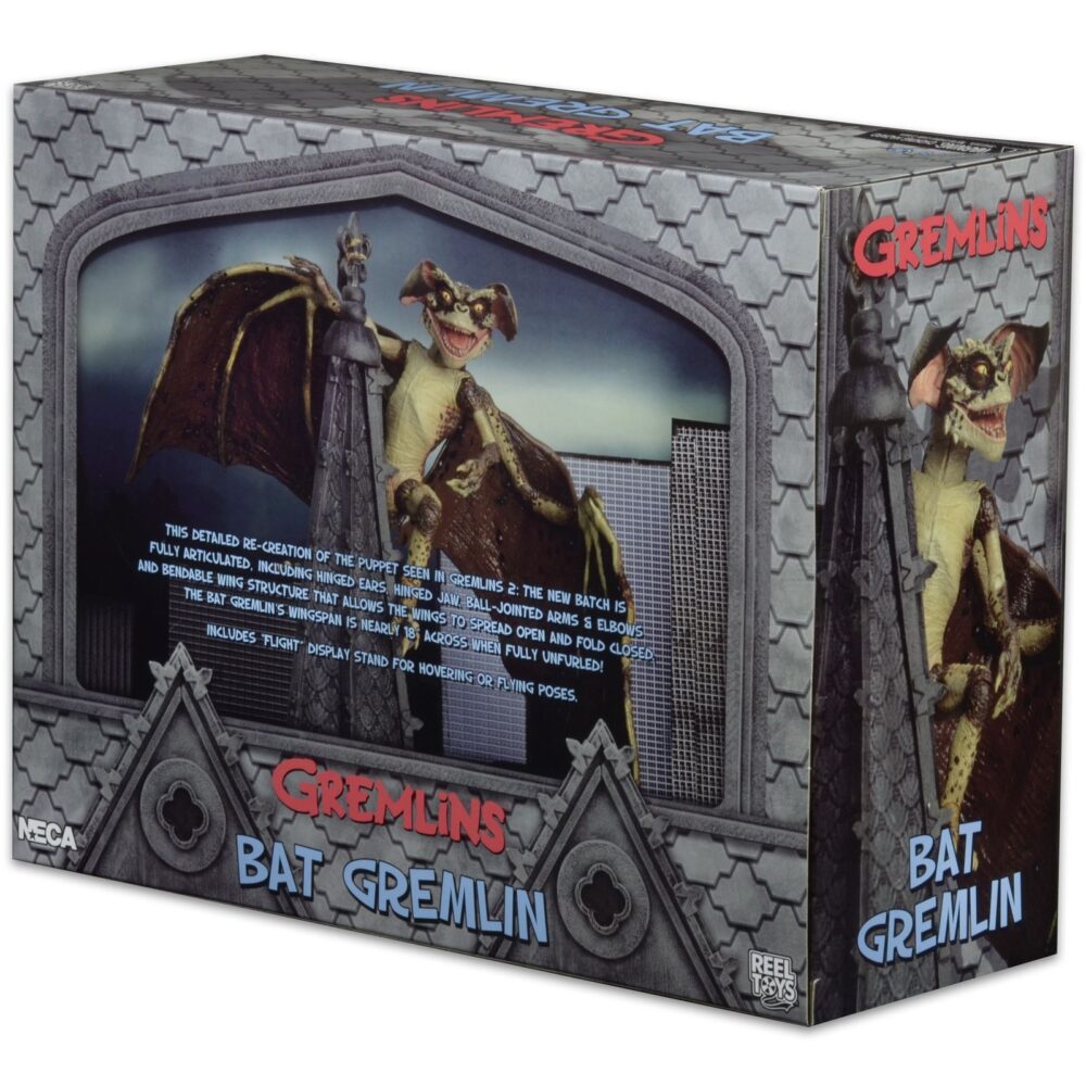 Bat gremlin deluxe gremlins 2: the new batch. Neca presenta de nuevo la figura deluxe del bat gremlin que aparece en la película "gremlins 2: the new batch" ("gremlins 2: la nueva generación" en españa). La criatura cuenta con una envergadura de casi 46 cm y mide aproximadamente 15 cm de alto. Tiene orejas, mandíbula y alas completamente articuladas para recrear diferentes poses. Incluye soporte de exhibición. Se presenta en una caja con ventana de lujo.