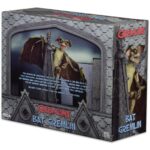 BAT GREMLIN DELUXE GREMLINS 2: THE NEW BATCH. Neca presenta de nuevo la figura deluxe del Bat Gremlin que aparece en la película "Gremlins 2: The New Batch" ("Gremlins 2: La nueva generación" en España). La criatura cuenta con una envergadura de casi 46 cm y mide aproximadamente 15 cm de alto. Tiene orejas, mandíbula y alas completamente articuladas para recrear diferentes poses. Incluye soporte de exhibición. Se presenta en una caja con ventana de lujo.
